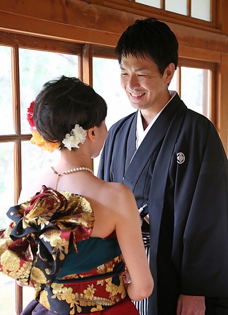 黒と赤を基調とした着物ドレスで前撮りを行うイメージ - オリエンタル和装プリンセス