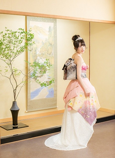 着物ドレスで成人式の前撮りを行うイメージ - オリエンタル和装